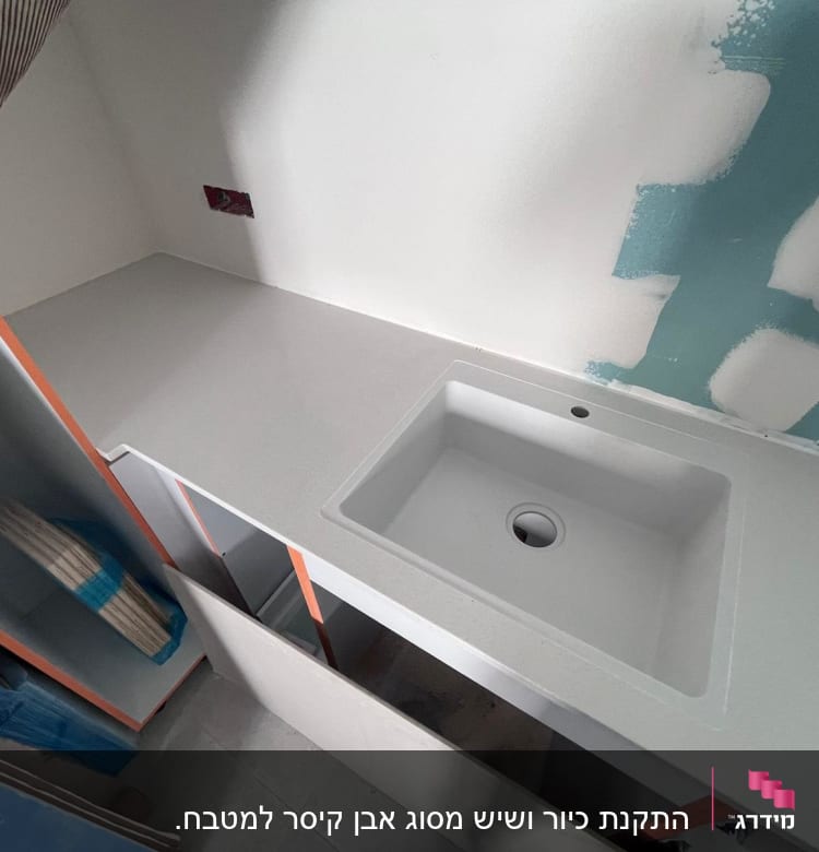 משטח שיש עם כיור מובנה במטבח או חדר אמבטיה